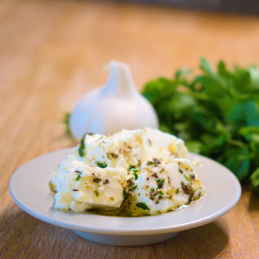 Feta in Öl mit Knoblauch - Mediterrane Gourmet Antipasti, Griechische Delikatesse, Aromatischer Käse, Perfekt für Vorspeisen & Salate